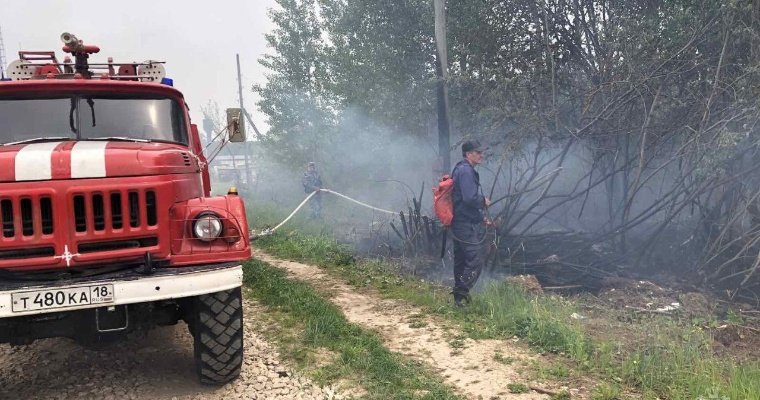 В Завьяловском районе загорелся трактор