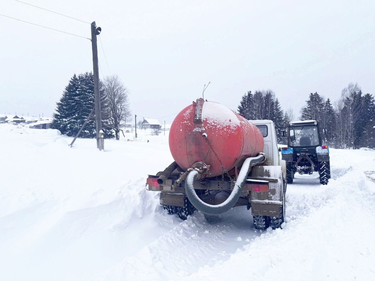 Ассенизаторская машина на буксире сбила пешехода в Увинском районе Удмуртии