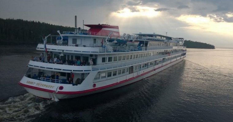 Под Вологдой теплоход с 256 людьми сел на мель