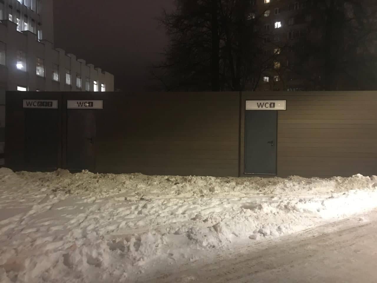 Долгожданные стационарные туалеты начали устанавливать на Центральной площади в Ижевске