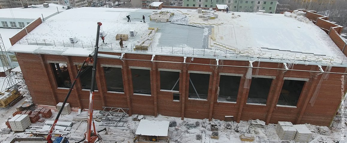 

Ход строительства 50-метрового бассейна показали в Ижевске

