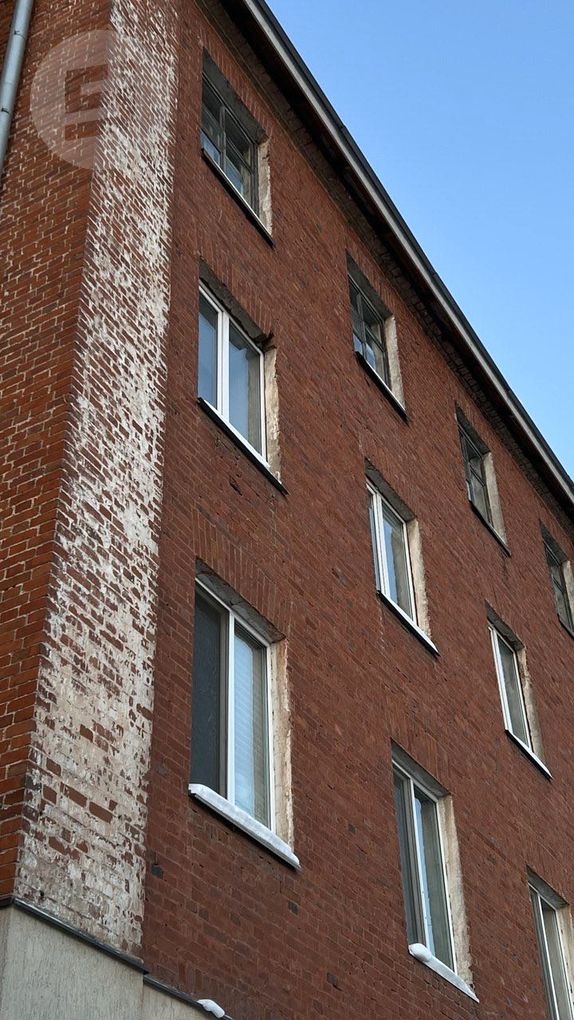 Главу Удмуртии попросили помочь предотвратить выпадение кирпичей из жилого дома