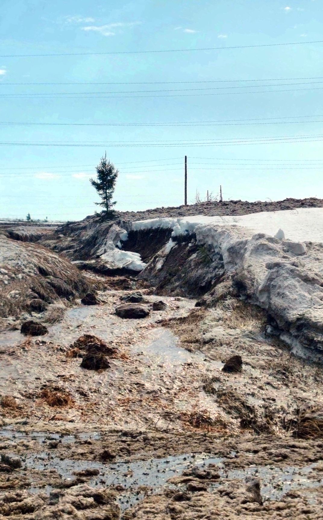 Грязевые потоки хлынули на трассу в Можгинском районе Удмуртии