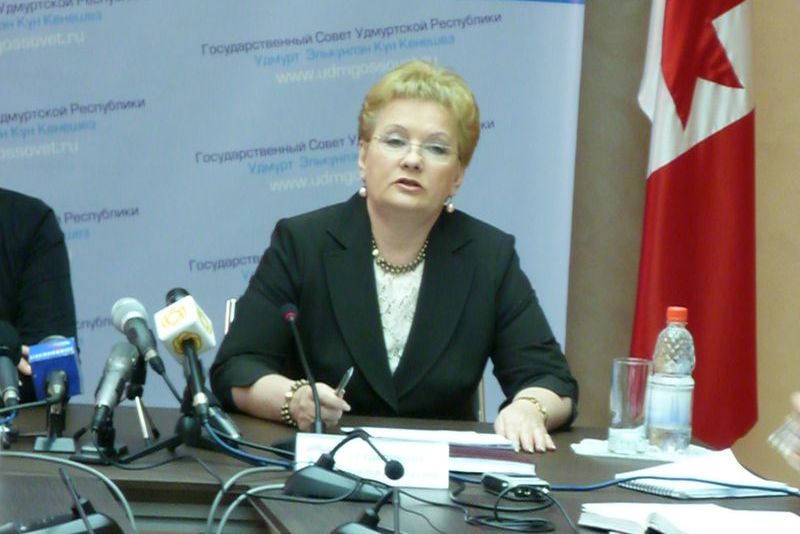 Учителям Удмуртии дважды поднимут зарплату в 2011 году
