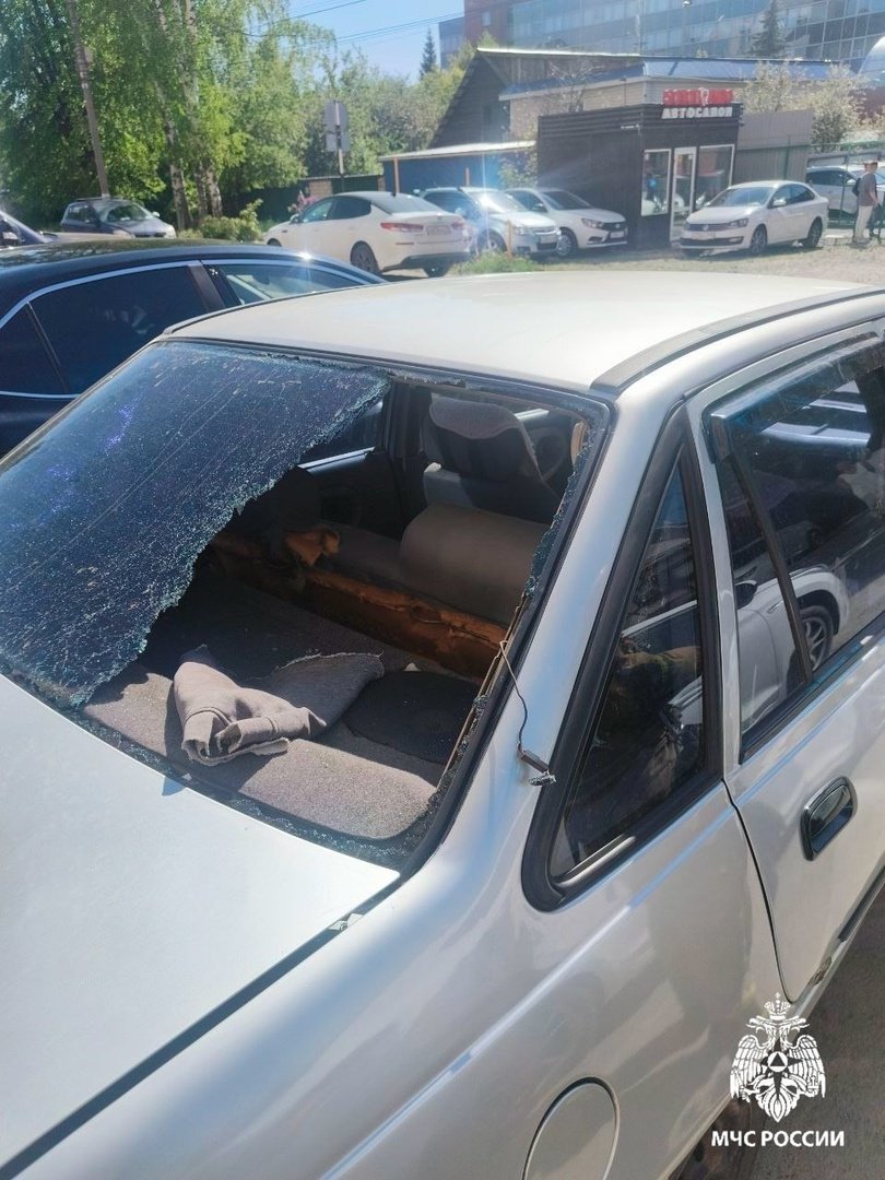 В Ижевске две машины получили повреждения из-за сдетонировавшего газового баллончика 
