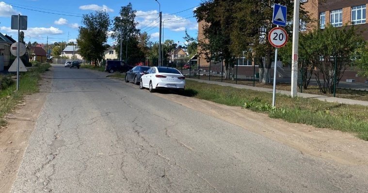 Фактически нет: на улице Планерной в Ижевске общественники обнаружили «невидимый» лежачий полицейский 