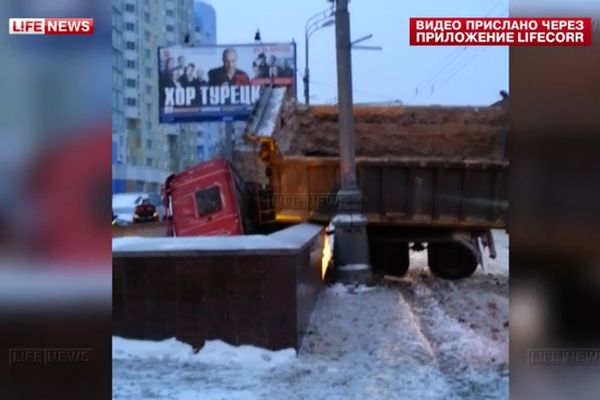 Грузовик въехал в подземный переход на северо-западе Москвы