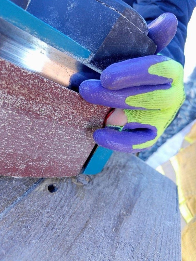 В Удмуртии спасатели помогли подростку, которому зажевало палец в шлифовальной машинке