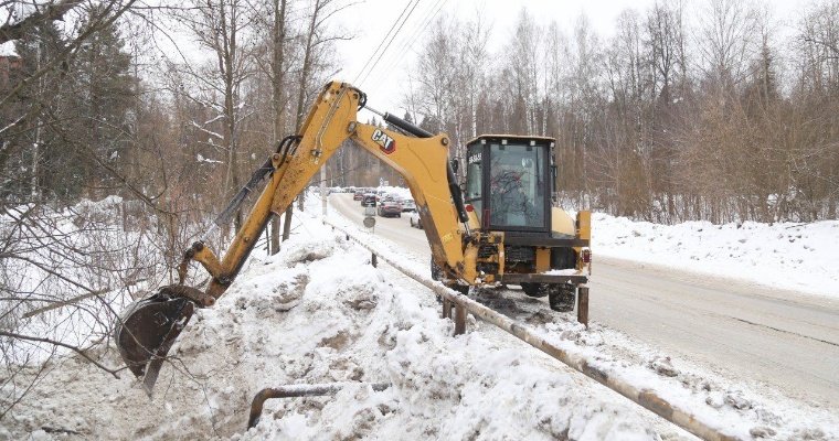 Дорожные службы Ижевска начали расчищать ливнёвки перед паводком 