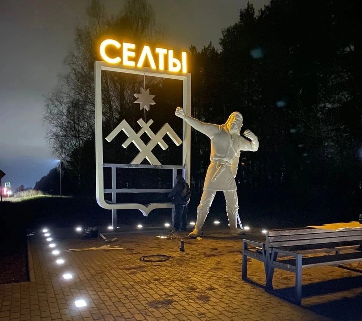 У въезда в Селты установили скульптуру легендарного богатыря