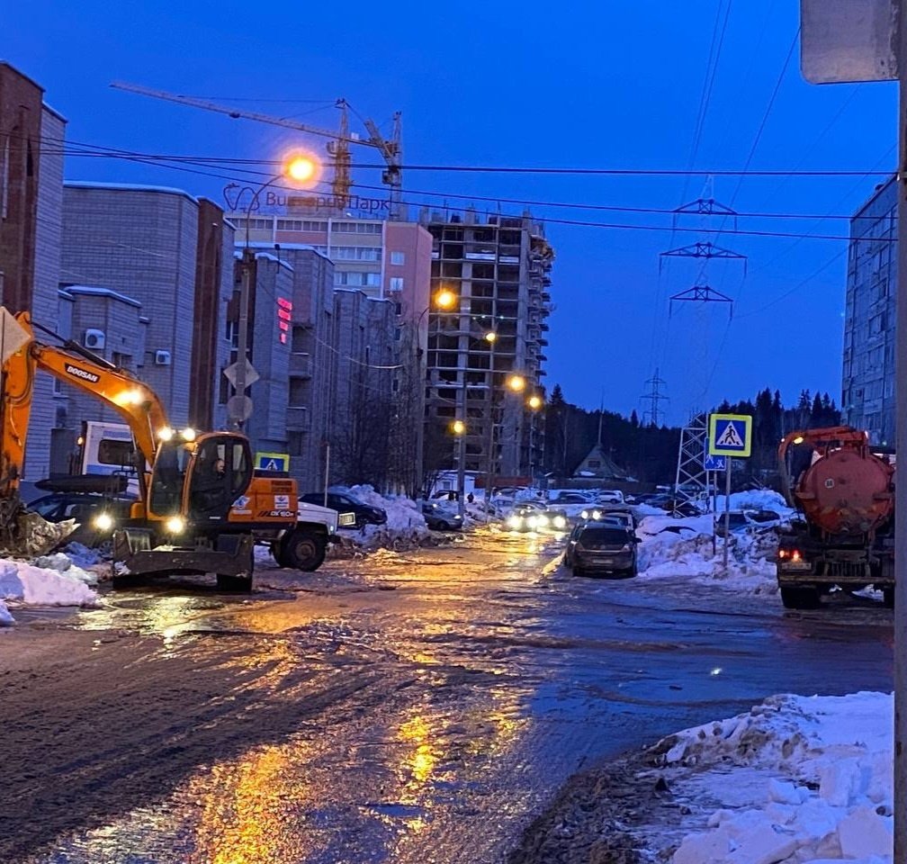 В Ижевске ликвидируют последствия утечки на водопроводе в районе улиц Щорса и Маршала Фалалеева