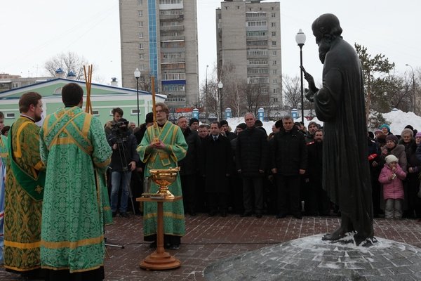 Улица андрея блаженного ульяновск. Памятник Андрею блаженному в Ульяновске. Храм Андрея Блаженного в Ульяновске. Памятник Андрею Вознесенскому. Скульптуры Смиркина Ульяновск.