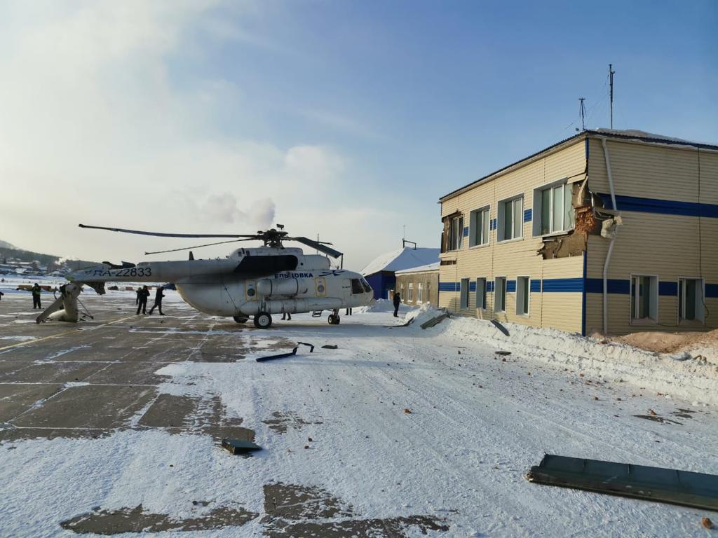 

В Красноярском крае вертолет задел винтом 3 здания и другое воздушное судно

