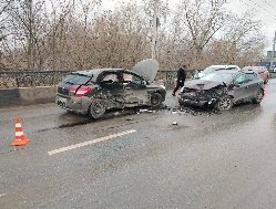 В Ижевске в районе моста на улице Горького столкнулись два автомобиля