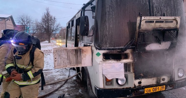 Пассажирский автобус загорелся в Можге