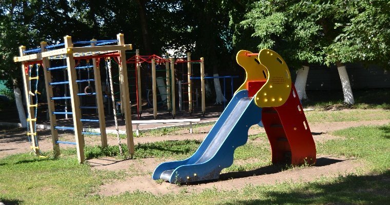 Железные брусья и кусок лестницы украли двое мужчин с детской площадки в Ижевске