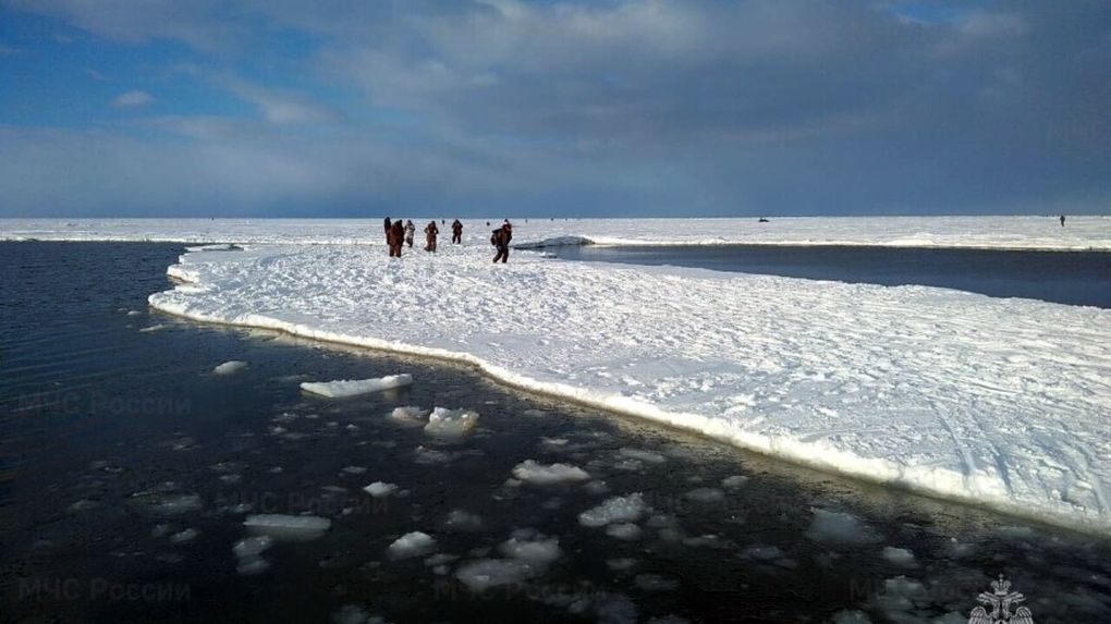 Шесть взрослых рыбаков и ребёнка сняли спасатели с оторвавшейся льдины на Курилах