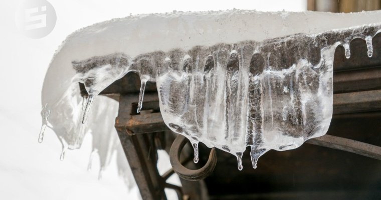 Кровля неэксплуатируемого навеса обрушилась на центральном рынке Глазова