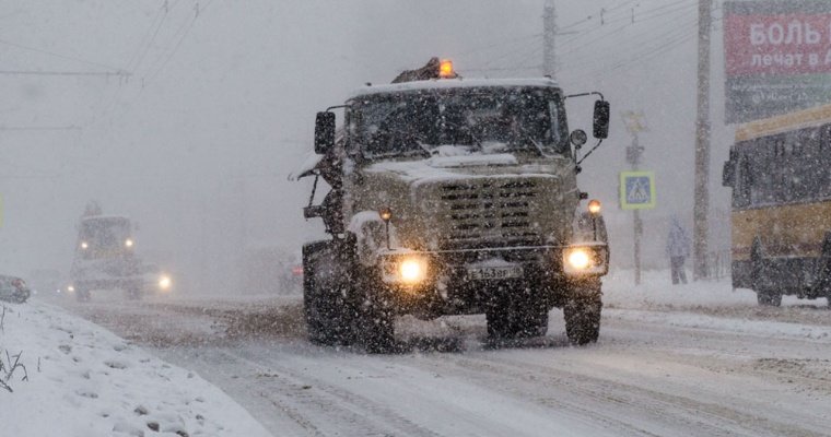 На борьбу со снегом на улицы Ижевска вышла дорожная техника