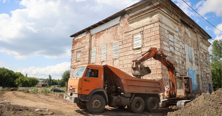 В Сарапуле подрядчик начал укрепление фундамента старинной Петропавловской колокольни