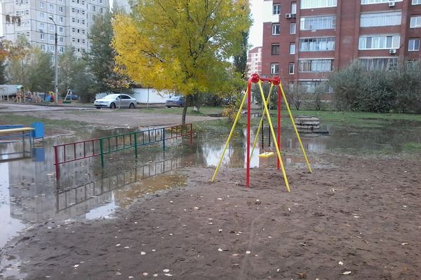 Детскую площадку в Уфе залило водой из канализации