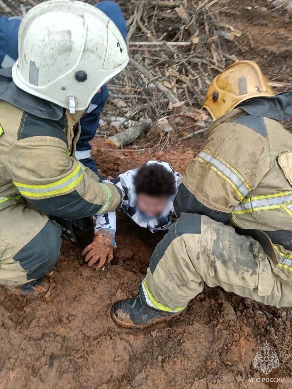 Пожарные Ижевска откопали увязшего в глине ребенка 