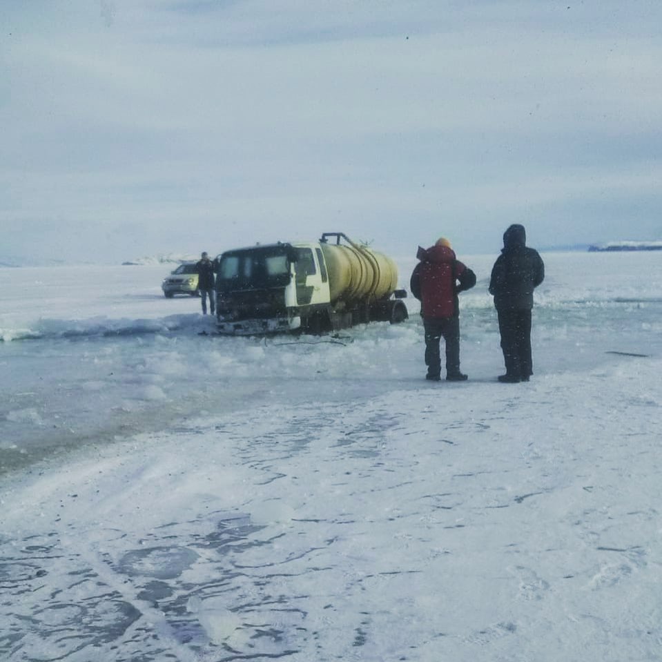 

Ассенизатор провалился в трещину на озере Байкал

