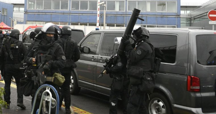 Пытавшегося завладеть оружием в аэропорту Парижа мужчину застрелили