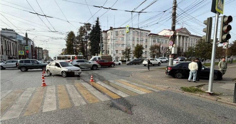 Дама-пешеход в Ижевске пострадала из-за столкновения двух автомобилей