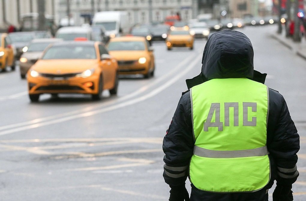 Лишенный прав житель Ижевска на иномарке без номера устроил гонки с полицией