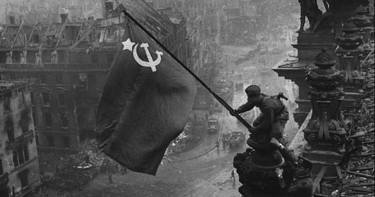 Как это было: телеканал RT показал водружение Знамени Победы над Рейхстагом