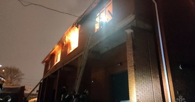 Двухэтажный кирпичный дом загорелся ночью в Ижевске на улице Азина