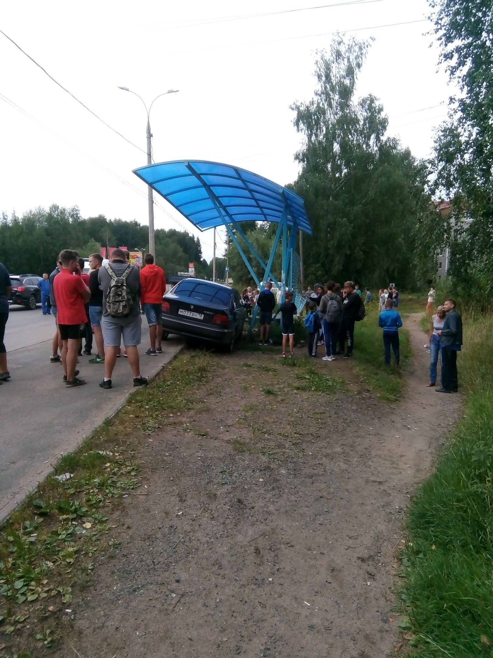 В Удмуртии автомобиль «БМВ» влетел в остановку