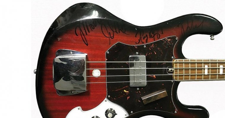 На аукционе в России продали гитару с автографами музыкантов The Doors