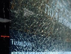 Экран смартфона на умной остановке в Ижевске пострадал от вандала