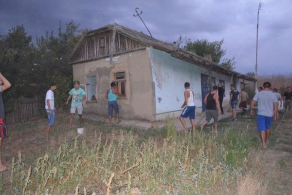 Жители украинского села потребовали выселить цыган после убийства 8-летней девочки
