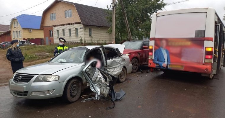 В столкновении с ПАЗиком в Воткинске погибла водитель легкового автомобиля