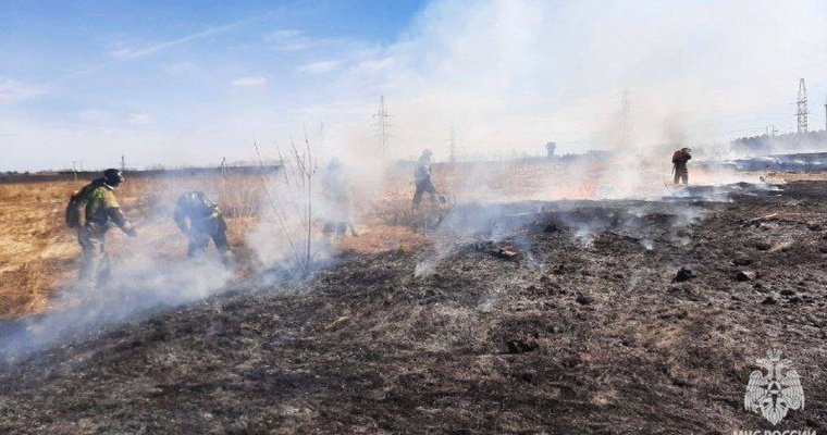 Сухая трава загорелась на улице Союзной в Ижевске