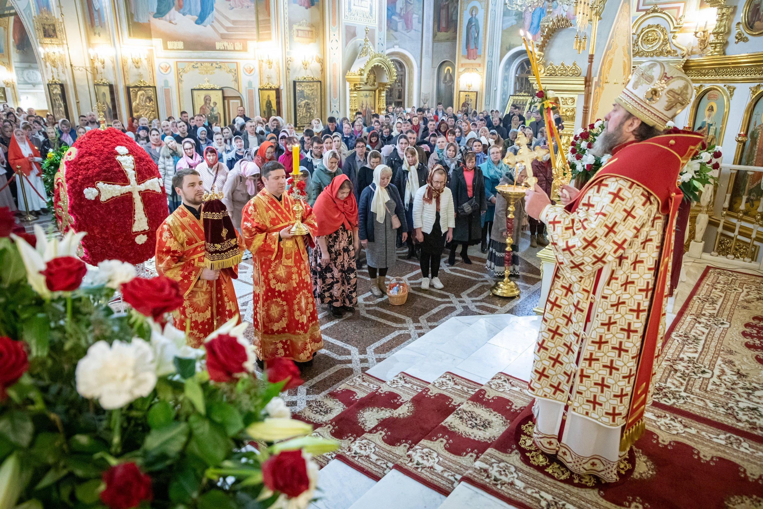 Сколько длится пасхальное богослужение ночью по времени. Пасха в 2022 Церковь богослужения. Служба в Германовском храме на Пасху. Праздничная Пасхальная служба.