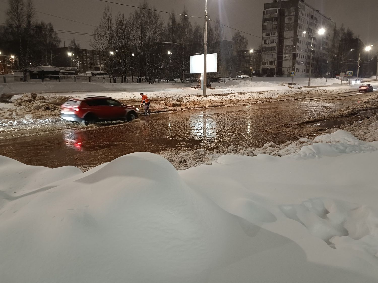 На месте порыва водопровода на улице Союзной в Ижевске продолжается ремонт