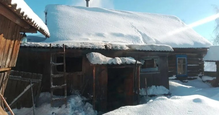 Крыша веранды частного дома в Сюмсинском районе не выдержала тяжести снега 
