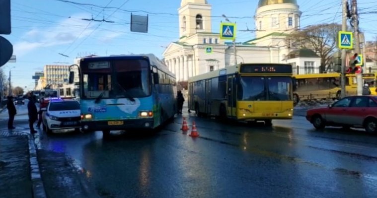 На перекрестке улиц Ленина и Максима Горького в Ижевске автобус сбил пешехода 