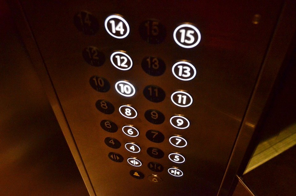 Власти окажут помощь при замене старых лифтов в многоквартирных домах Удмуртии