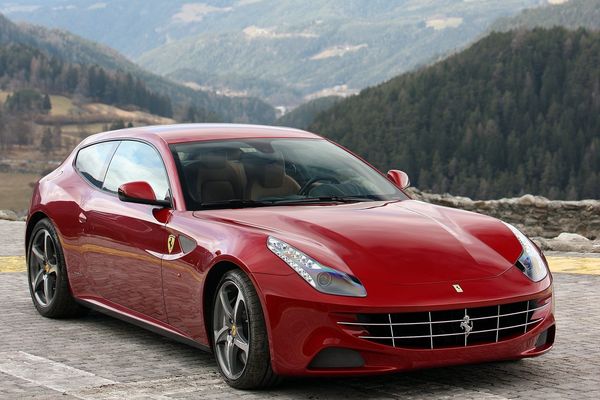 «Гаишники» Москвы ищут разогнавшегося свыше 245 км/ч водителя Ferrari