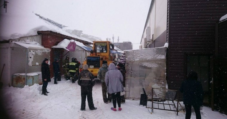 Один человек пострадал при падении снега с крыши в Воткинске