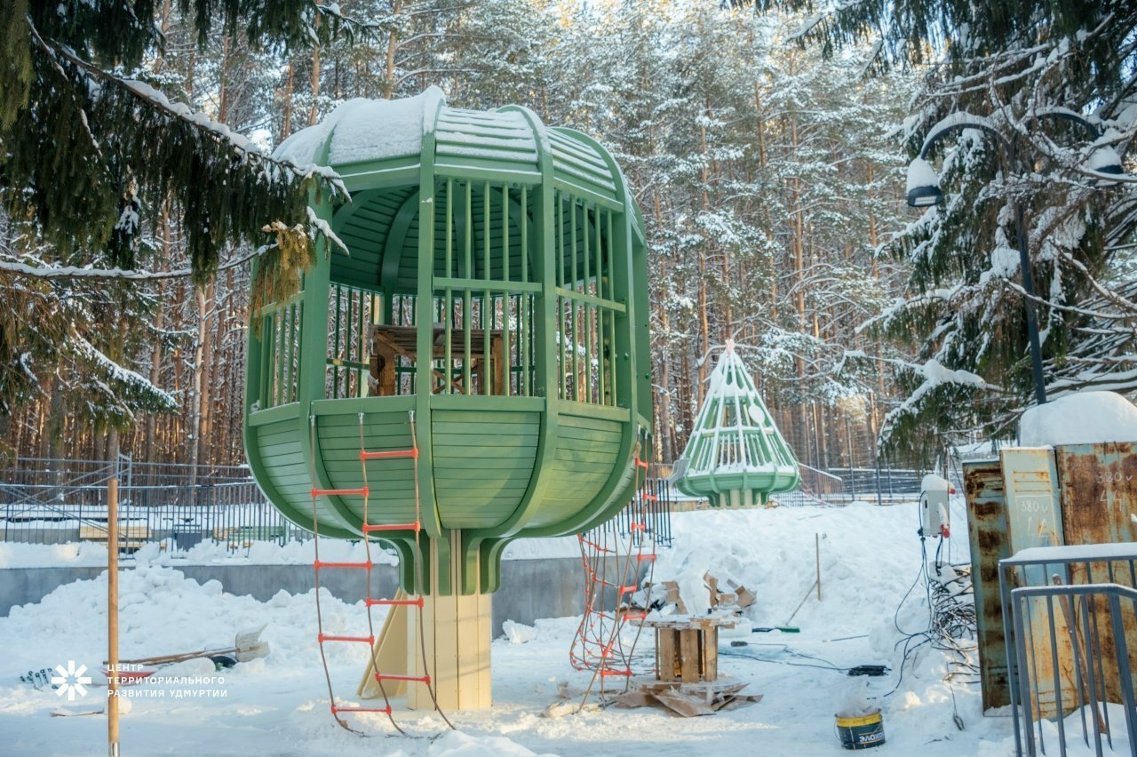 В Ёлки-парке в Ижевске установили игровой комплекс, вдохновлённый лесными мотивами