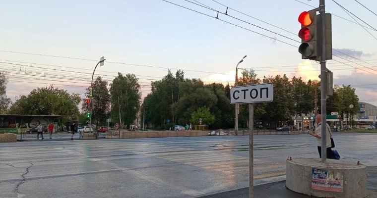Ижевчане сообщили о провале на дороге около УдГУ