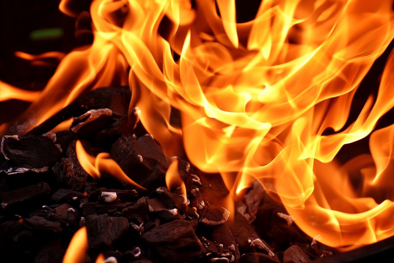 

В сгоревшем деревянном доме на улице Красной в Ижевске обнаружили тела мужчины и женщины

