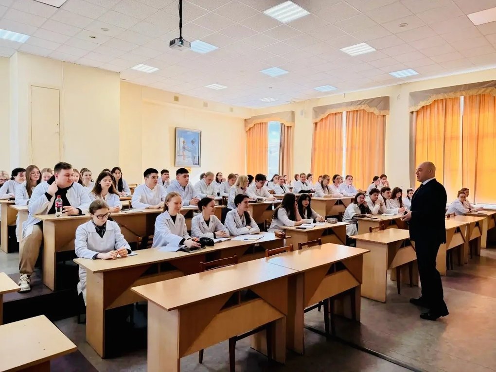 Глава Минздрава Удмуртии вновь поговорил со студентами-медиками на «самую горячую тему»