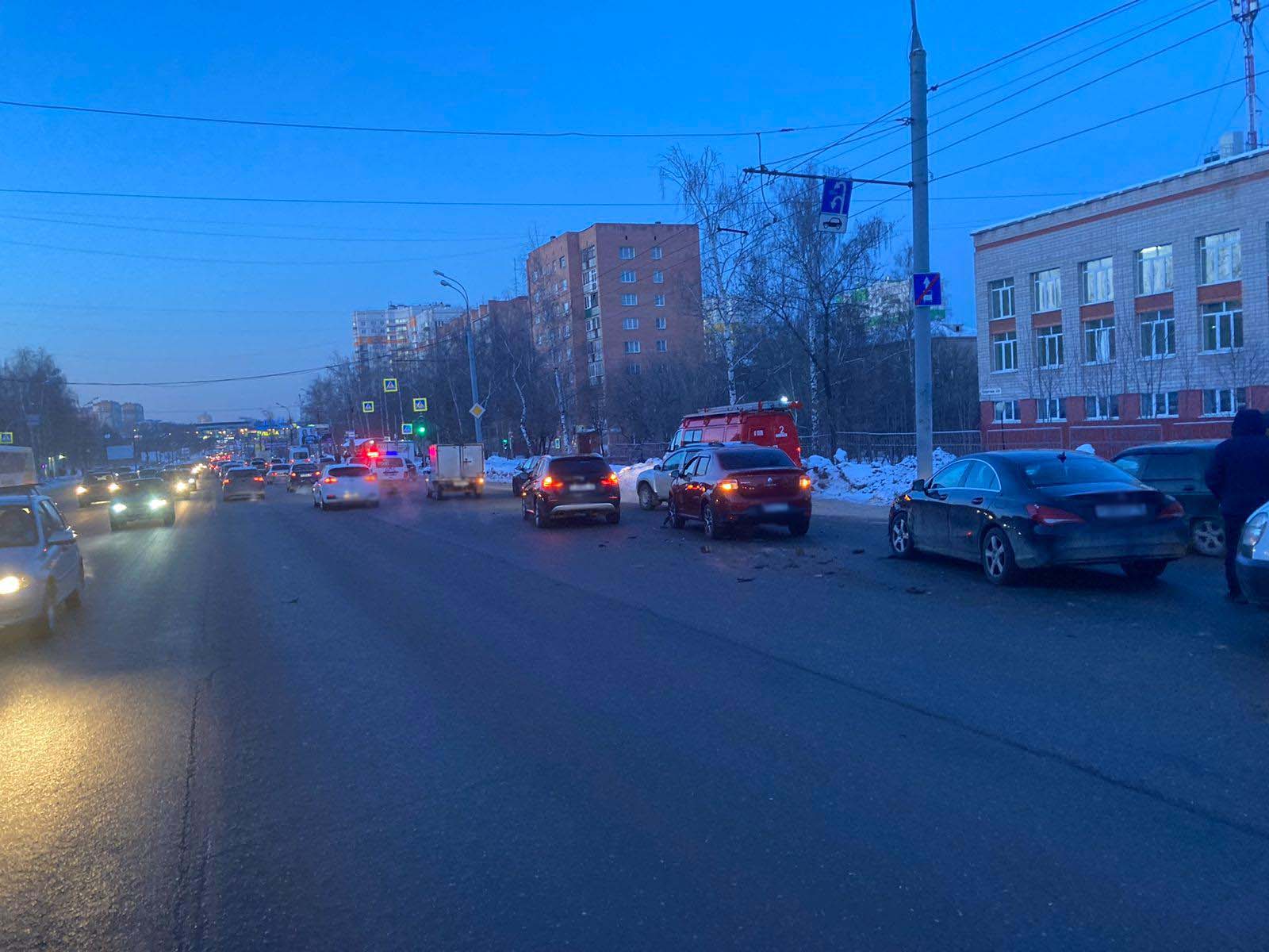 

В Ижевске 50-летний водитель устроил массовое ДТП и скрылся с места

